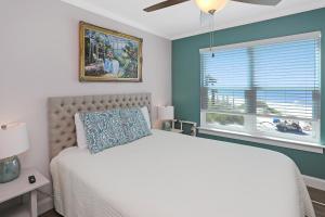 - une chambre avec un lit blanc et une fenêtre dans l'établissement Paradise By The Gulf by Pristine Properties Vacation Rentals, à Cape San Blas