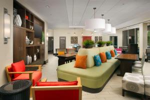 uma sala de estar com um sofá com almofadas coloridas em Home2 Suites by Hilton Hattiesburg em Hattiesburg