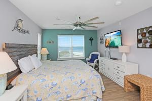 - une chambre avec un lit et une télévision à écran plat dans l'établissement Paradise By The Gulf by Pristine Properties Vacation Rentals, à Cape San Blas