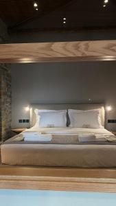 Cama ou camas em um quarto em EJ Boutique Suites