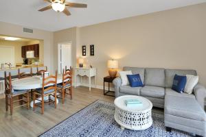 Χώρος καθιστικού στο Waterside Village Condo 203 by Pristine Properties Vacation Rentals