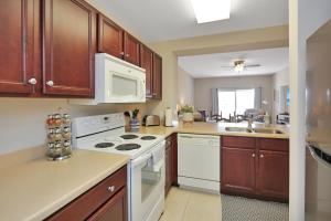 Η κουζίνα ή μικρή κουζίνα στο Waterside Village Condo 203 by Pristine Properties Vacation Rentals