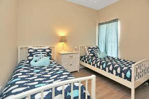 Ένα ή περισσότερα κρεβάτια σε δωμάτιο στο Waterside Village Condo 203 by Pristine Properties Vacation Rentals