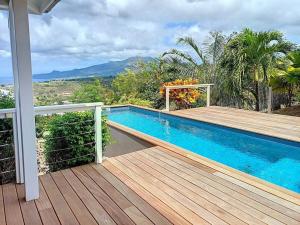 Der Swimmingpool an oder in der Nähe von Villa vue mer et montagne Pelée