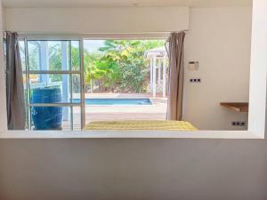 Zimmer mit einem Fenster und Poolblick in der Unterkunft Villa vue mer et montagne Pelée in Le Carbet