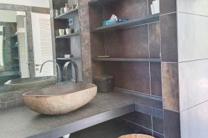 ein Badezimmer mit einem großen Waschbecken und einer großen Schüssel in der Unterkunft Villa vue mer et montagne Pelée in Le Carbet + 6 Fotos
