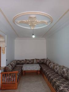 The heart of M'diq! 4 min from beach في المضيق: أريكة كبيرة في غرفة معيشة مع سقف