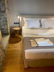 Cama ou camas em um quarto em EJ Boutique Suites