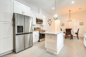 Η κουζίνα ή μικρή κουζίνα στο Walk to Downtown! Modern Hogansville Home with Patio