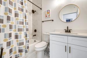 Ένα μπάνιο στο Walk to Downtown! Modern Hogansville Home with Patio +17 φωτογραφίες