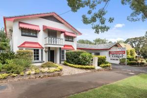 Ein weißes Haus mit roten Markierungen darauf in der Unterkunft Whiteoaks Motel & Lodges in Toowoomba