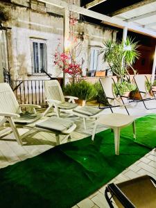 - un ensemble de chaises assises sur une terrasse dans l'établissement Blessing house, à Naples