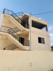ein Gebäude mit einer Seitentreppe in der Unterkunft Bedouin Panorama House in Wadi Musa