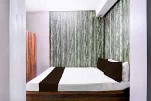 1 dormitorio con 1 cama con pared verde en OYO RELAXING PARADISE, en kolkata