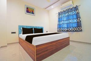 sypialnia z łóżkiem w pokoju w obiekcie OYO Black Villa w mieście Khāpri