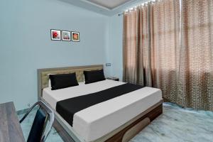 a bedroom with a large bed in a room at OYO Flagship Hotel Singh Residency in Rānchī