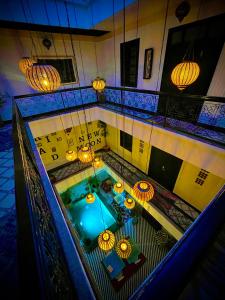 uma vista superior de uma piscina com guarda-sóis e luzes em Riad New Moon em Marrakech