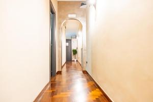 um corredor vazio com uma arcada num edifício em Royal Poerio em Nápoles
