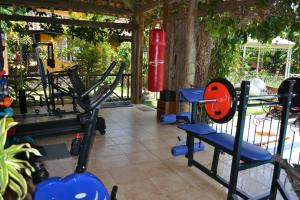 - une salle de sport avec un sac de poing rouge et des poids dans l'établissement Pousada Terra Madre, à Ilhabela