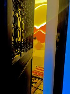 uma vista para uma porta com vista para um quarto em Riad New Moon em Marrakech