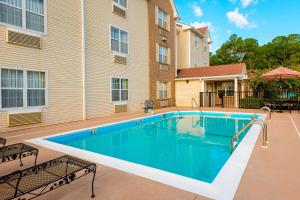 The swimming pool at or close to TownePlace Suites Mobile