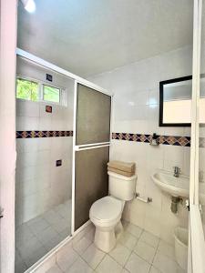 łazienka z toaletą i umywalką w obiekcie Santuario Tayrona Hostel w mieście Calabazo