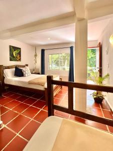 1 dormitorio con 1 cama y balcón en Santuario Tayrona Hostel, en Calabazo