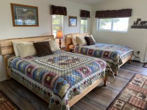 a bedroom with two beds and a couch at Bears Den Alaska Lodging in Seward