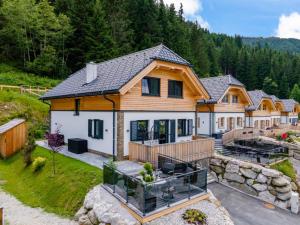 una vista aérea de una casa de madera con terraza en Chalet Hirschblick, en Donnersbachwald