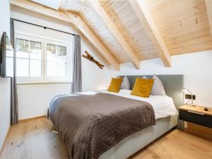 Un dormitorio con una cama grande y una ventana en Chalet Hirschblick, en Donnersbachwald
