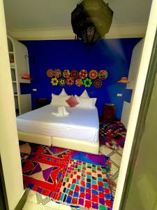 um quarto com uma cama com uma parede azul em Riad New Moon em Marrakech
