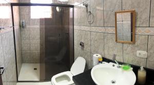 uma casa de banho com um WC, um lavatório e um chuveiro em Casa Térrea 3 quartos, sendo 1 suíte Maringá em Maringá