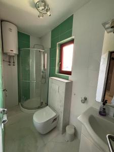 Et badeværelse på Apartments by the sea Sukosan, Zadar - 12313