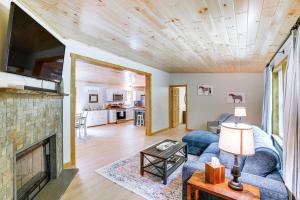 Fotografie z fotogalerie ubytování Porter Corners Home 10 Mi to Saratoga Race Course v destinaci Porter Corners