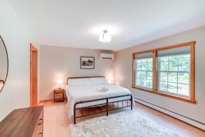 Ένα ή περισσότερα κρεβάτια σε δωμάτιο στο Porter Corners Home 10 Mi to Saratoga Race Course