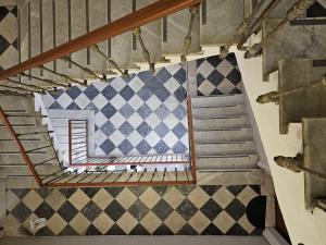 una rampa di scale con finestra in un edificio di B&B Locanda della Vittoria a Catania