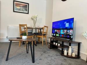 TV a/nebo společenská místnost v ubytování Spacious Detached Home with Ample Parking on the Private Drive