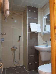 ein Bad mit einer Dusche, einem WC und einem Waschbecken in der Unterkunft Sergent Hotel in Kusadası