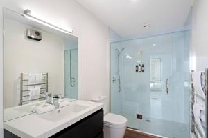 une salle de bain blanche avec lavabo et douche dans l'établissement Style & Tranquillity - Eight Bedrooms, Two Houses, à Queenstown 41 autres photos