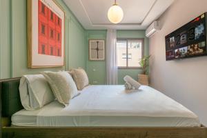 - une chambre avec un grand lit dans l'établissement ZARI Jaouhara, à Marrakech