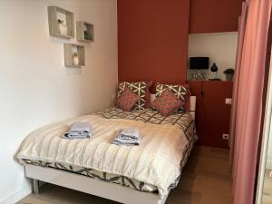 ein Schlafzimmer mit einem Bett mit zwei Handtüchern darauf in der Unterkunft Gîte La Garnache, 4 pièces, 6 personnes - FR-1-426-464 in La Garnache