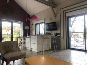 Fotografia z galérie ubytovania Gîte au bord de l'Yèvre avec piscine privative, design contemporain et parc arboré - FR-1-586-35 v destinácii Vierzon