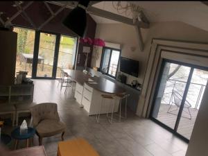 Fotografia z galérie ubytovania Gîte au bord de l'Yèvre avec piscine privative, design contemporain et parc arboré - FR-1-586-35 v destinácii Vierzon