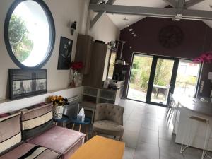 Fotografia z galérie ubytovania Gîte au bord de l'Yèvre avec piscine privative, design contemporain et parc arboré - FR-1-586-35 v destinácii Vierzon