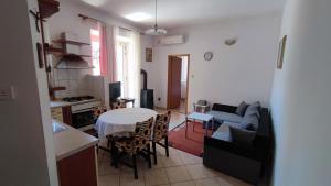 Dapur atau dapur kecil di Apartments with a swimming pool Jelsa, Hvar - 22432