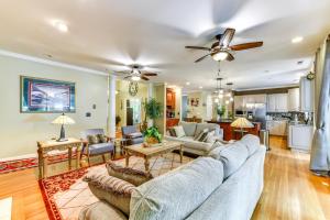 Χώρος καθιστικού στο Sherrills Ford Escape with Hot Tub, Deck and Yard