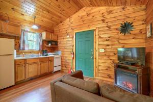 ein Wohnzimmer mit Couch und Kamin in einer Hütte in der Unterkunft Blue Rose Cabins - Cozy Cabin in Logan