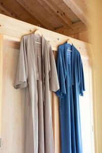 um grupo de roupas penduradas num armário em Ryukyu Villa - Vacation STAY 11908v em Akaoki