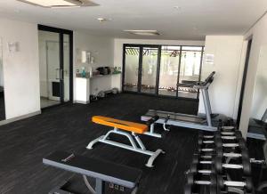 een fitnessruimte met twee loopbanden en een loopband bij Beaufort Ridge Apartments Accra in Accra