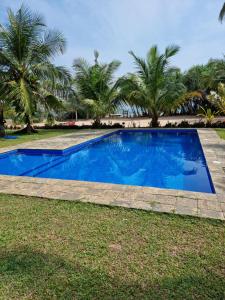 Bazén v ubytování Ardeen Villa - superb 3 bedroom beachfront for 6, BB, free pick up for 7 night stays arriving together, fully serviced, taxes included nebo v jeho okolí